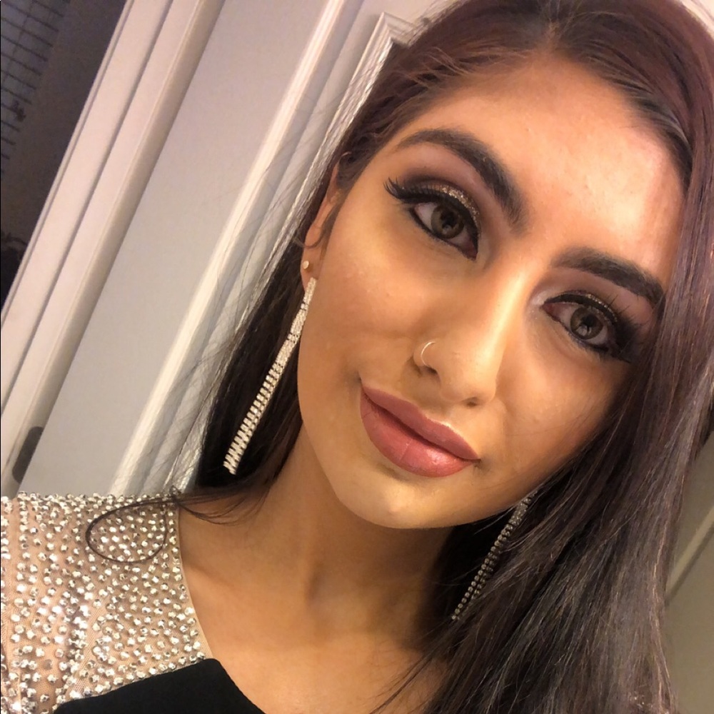 Meet your Posher, Deena
